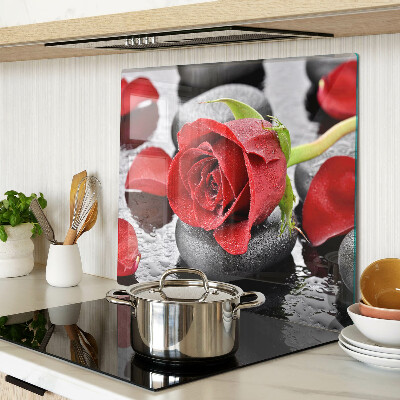 Skærebræt i glas Rose på sten med vanddråber