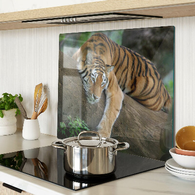 Glas skærebræt Tiger på en træstamme