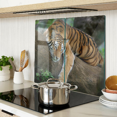 Glas skærebræt Tiger på en træstamme