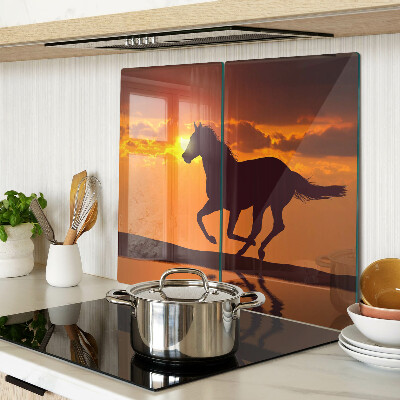 Glas skærebræt En hest mod en baggrund af den nedgående sol