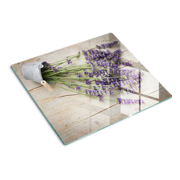 Glas skærebræt Lavendel i en potte på en træbaggrund