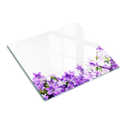 Skærebræt i glas Lilla blomster i baggrunden