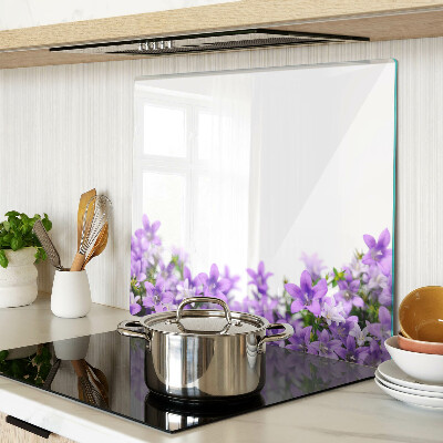 Skærebræt i glas Lilla blomster i baggrunden