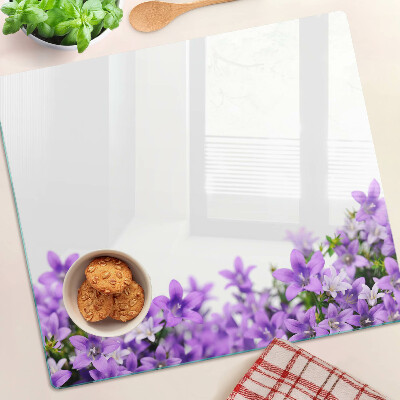 Skærebræt i glas Lilla blomster i baggrunden