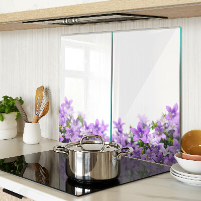 Skærebræt i glas Lilla blomster i baggrunden