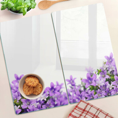 Skærebræt i glas Lilla blomster i baggrunden