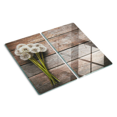 Skærebræt i glas Mælkebøtteblomster på en træbaggrund