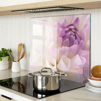 Skærebræt i glas Et blomsterarrangement i lilla nuancer
