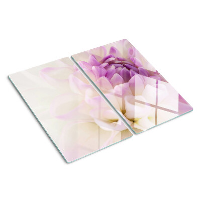 Skærebræt i glas Et blomsterarrangement i lilla nuancer