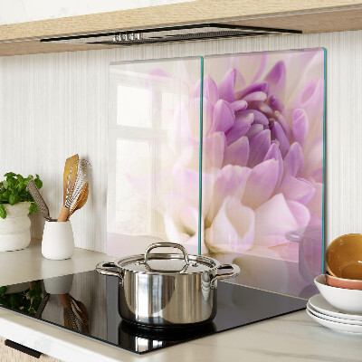 Skærebræt i glas Et blomsterarrangement i lilla nuancer