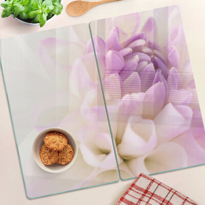 Skærebræt i glas Et blomsterarrangement i lilla nuancer