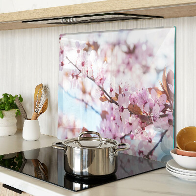 Skærebræt i glas Kirsebærblomster på en blå baggrund