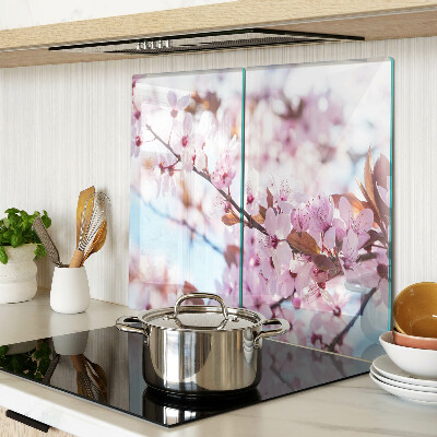 Skærebræt i glas Kirsebærblomster på en blå baggrund