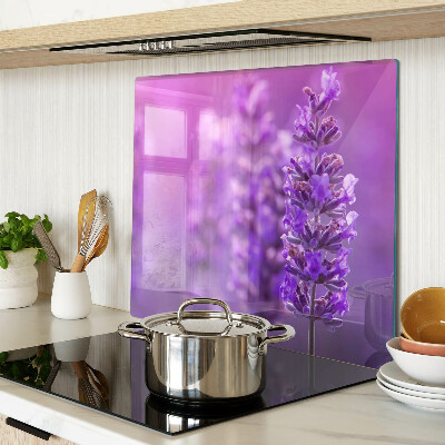 Skærebræt i glas Lavendelblomster på en lilla baggrund