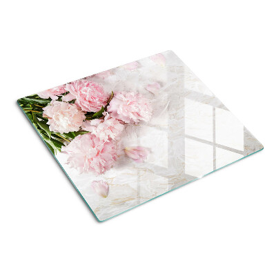 Skærebræt i glas Pæonblomster på en marmorbaggrund