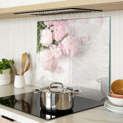 Skærebræt i glas Pæonblomster på en marmorbaggrund