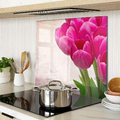 Skærebræt i glas Tulipanblomster på en lyserød baggrund