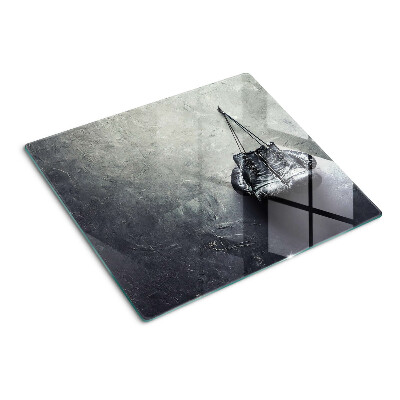 Glas skærebræt Lænestol i et minimalistisk interiør