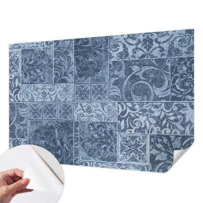 Mønstret tapet i et blomster- og geometrisk design i flere farver