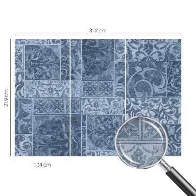 Mønstret tapet i et blomster- og geometrisk design i flere farver