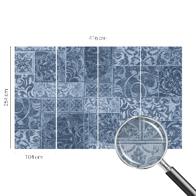 Mønstret tapet i et blomster- og geometrisk design i flere farver