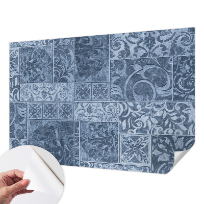 Mønstret tapet i et blomster- og geometrisk design i flere farver