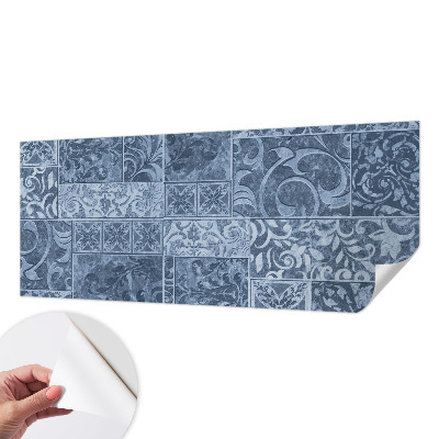 Mønstret tapet i et blomster- og geometrisk design i flere farver