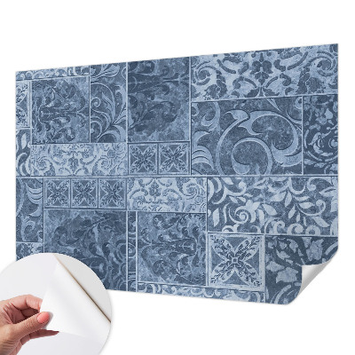 Mønstret tapet i et blomster- og geometrisk design i flere farver