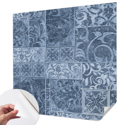 Mønstret tapet i et blomster- og geometrisk design i flere farver