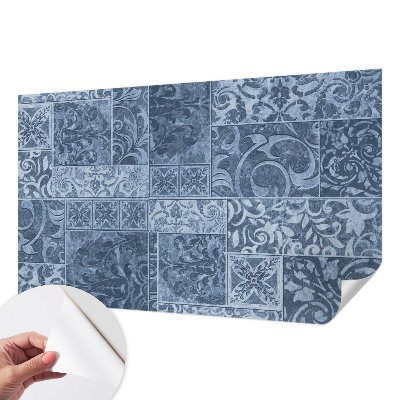 Mønstret tapet i et blomster- og geometrisk design i flere farver