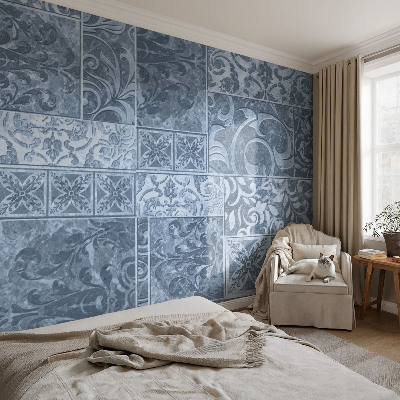 Mønstret tapet i et blomster- og geometrisk design i flere farver