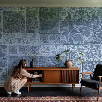 Mønstret tapet i et blomster- og geometrisk design i flere farver