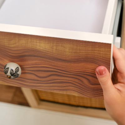 Selvklæbende folie til skabslåge Træbølger