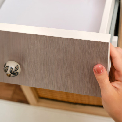 Selvklæbende folie til skab Brune linjer