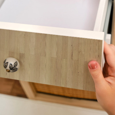 Selvklæbende folie til skab Træagtig elegance