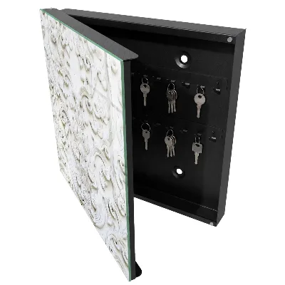 Nøgleskab med hvide ornamenter