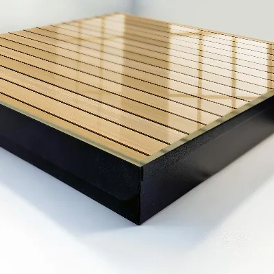 Nøgleskab i beige bræddedesign
