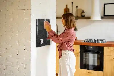 Magnetisk tavle med pen i mørkt mønster