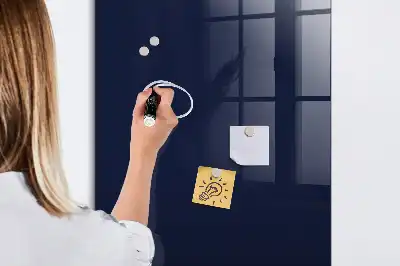 Magnetisk tavle med pen i mørk natsort