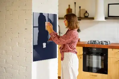 Magnetisk tavle med pen i mørk natsort