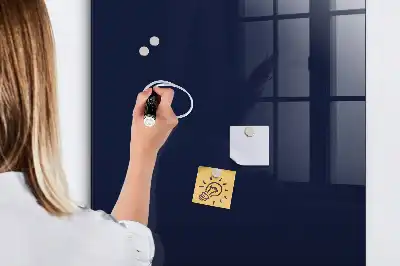 Magnetisk tavle med pen i mørk natsort