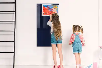 Magnetisk tavle med pen i mørk natsort