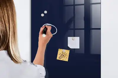 Magnetisk tavle med pen i mørk natsort