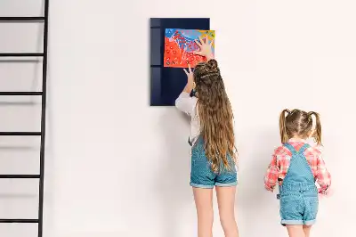 Magnetisk tavle med pen i mørk natsort
