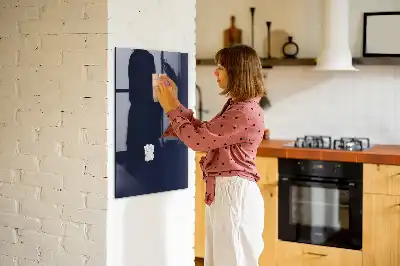 Magnetisk tavle med pen i mørk natsort