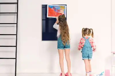 Magnetisk tavle med pen i mørk natsort