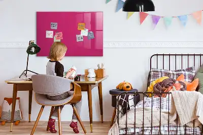 Magnetisk tavle med tørreslettefunktion i intens lyserød
