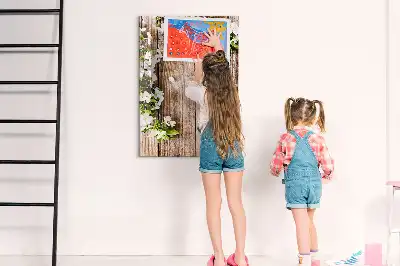 Magnetisk whiteboard med motiv af blomster på træbrædder