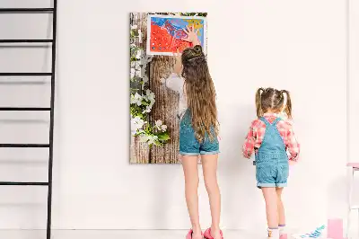 Magnetisk whiteboard med motiv af blomster på træbrædder
