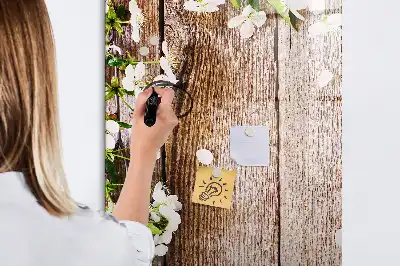 Magnetisk whiteboard med motiv af blomster på træbrædder